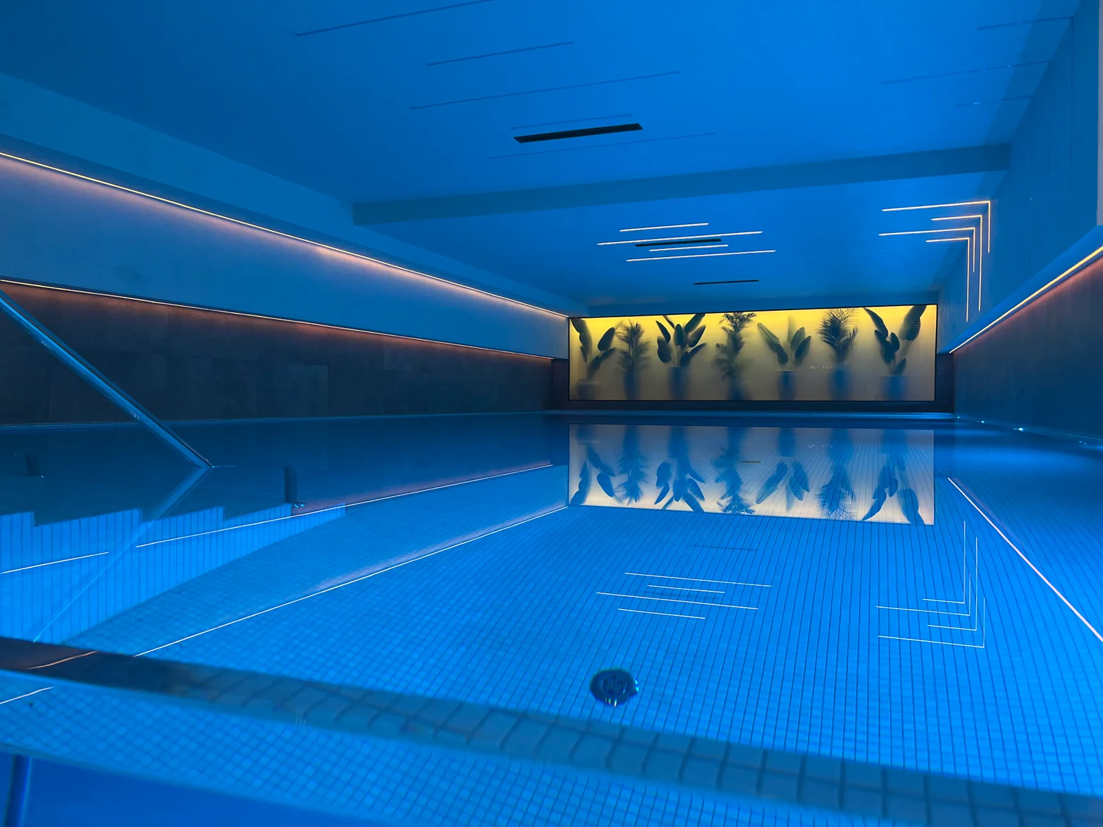 Enterijer spa centra sa bazenom i ambijentalnim osvetljenjem